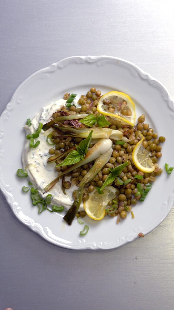 Zitronenerbsen auf Frischkäse