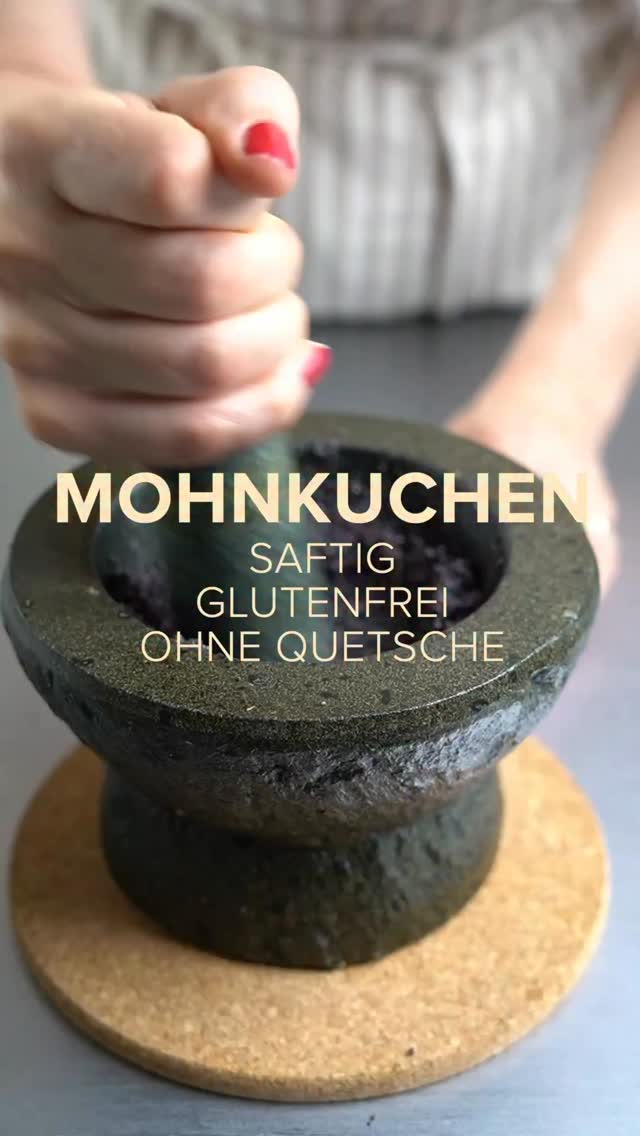 So quetscht du selber Mohn für Deinen glutenfreien saftigen Mohnkuchen 🍰

Zutaten
* 3 Eier, getrennt
* 1 Prise Salz
* 100 g weiche Butter (bei Zimmertemperatur)
* 80 g Zucker
* Abgeriebene Schale einer 1/2 Bio-Zitrone (optional)
* 100 g geriebener Mohn (Graumohn)
* 50 g geriebene, geröstete Haselnüsse
* Puderzucker zum Bestreuen

Zubereitung
* Graumohn für 10 min im Mörser Quetschen. Am besten portiionsweise. Du kannst auch ein bisschen Zucker mithinein geben. Dann quetscht es sich besser. 
* Eine 20 cm Springform mit Backpapier auslegen. Den Backofen auf 180 °C Ober-Unterhitze vorheizen.
* Die Eier trennen. Eiweiß mit einer Prise Salz zu Schnee schlagen und beiseite stellen. Trennweise von @cooksillustrated (Ich liebe den Channel)
* Butter, Zucker, Eigelbe und Zitronenschale mit einem Mixer auf höchster Stufe 5 Minuten mixen, bis die Masse cremig und heller ist.
* Mohn, Haselnüsse und Milch kurz in die Masse einrühren.
* Den Eischnee auf drei Partien mit einem Teigspatel unterheben.
* Die Masse in die Kuchenform füllen, glattstreichen und bei 180 °C Ober- und Unterhitze für 30-35 Minuten backen. Die Oberfläche färbt sich goldbraun und der Kuchen geht beim Backen etwas auf. Mit einem Holzstäbchen mittig in den Kuchen stechen – wenn das Stäbchen sauber heraus kommt, ist der Kuchen fertig.
* Den Kuchen in der Form auskühlen lassen – nicht erschrecken, dabei fällt er zusammen. Wer möchte, kann den Kuchen vor dem Servieren mit Puderzucker bestreuen.
Stäbchenprobe machen!

➡️ Speichere Dir das Rezept gleich für Deine nächste Lust auf Mohn ab. 

🤤 Ich könnte jetzt schon wieder.