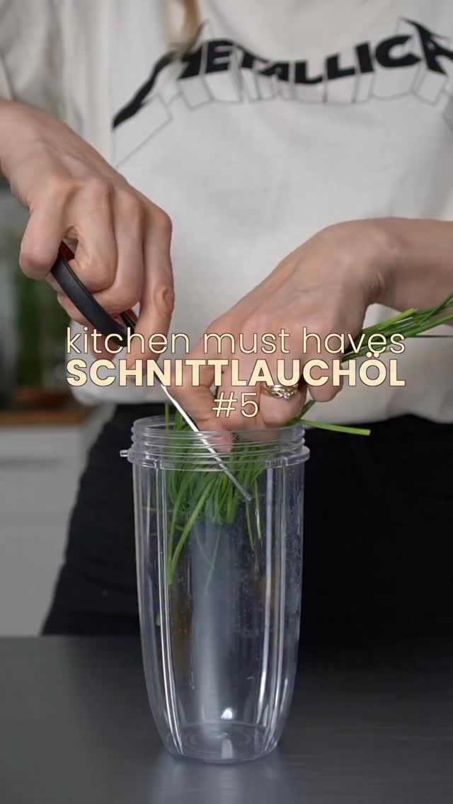 Kitchen Must Haves #5 🧈🌿

In dieser neuen Serie zeige ich euch, was ich immer im Kühlschrank haben muss – sonst fehlt mir einfach was.

Heute: Schnittlauch-Öl.
So simpel, so genial – und es macht aus Pasta, Kartoffeln oder Spargel in 2 Sekunden ein kleines Highlight. Ich liebe es auch auf Rührei, über Ofengemüse oder als schnelles Finish auf einer Suppe. 🌿✨

Es ist wirklich easy selbst gemacht. Klar, man kann sowas auch kaufen – aber da sind oft Zusatzstoffe drin. Und ganz ehrlich: selber machen ist am Ende günstiger und du weißt genau, was drin ist.

Probier’s aus und du wirst es ständig machen. 💚

💬 Das Rezept ist auch auf meinem Blog. Kommentiere einfach mit SCHNITTLAUCH und du bekommst den Link ins Postfach.
