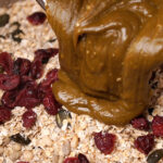 No-bake flapjacks mit Pistazien + Kokos-pull