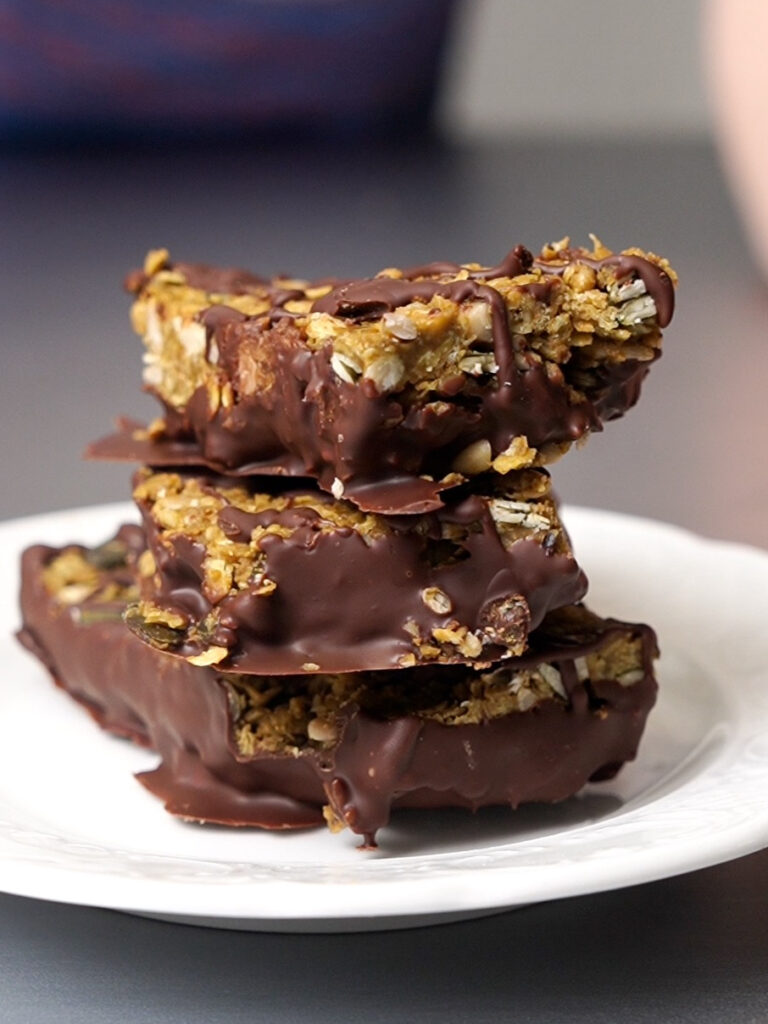 No-bake flapjacks mit Pistazien + Kokos-pull