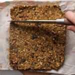 No-bake flapjacks mit Pistazien + Kokos schneiden