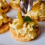 Eiersalat auf Linsencracker