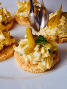 Eiersalat auf Linsencracker