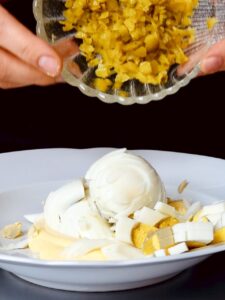 Gewürzgurken werden fein gewürfelt und hinzugegeben
