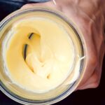 Fertige selbstgemachte Mayonnaise cremig und weiss in einem Glas
