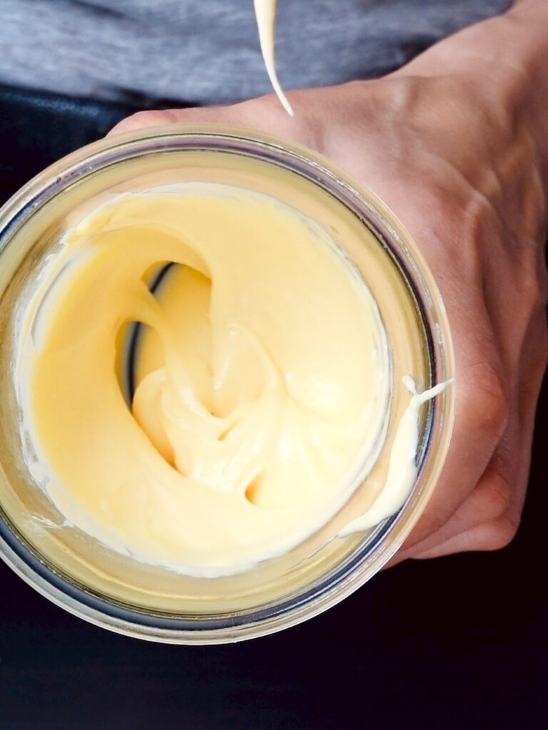 Fertige selbstgemachte Mayonnaise cremig und weiss in einem Glas