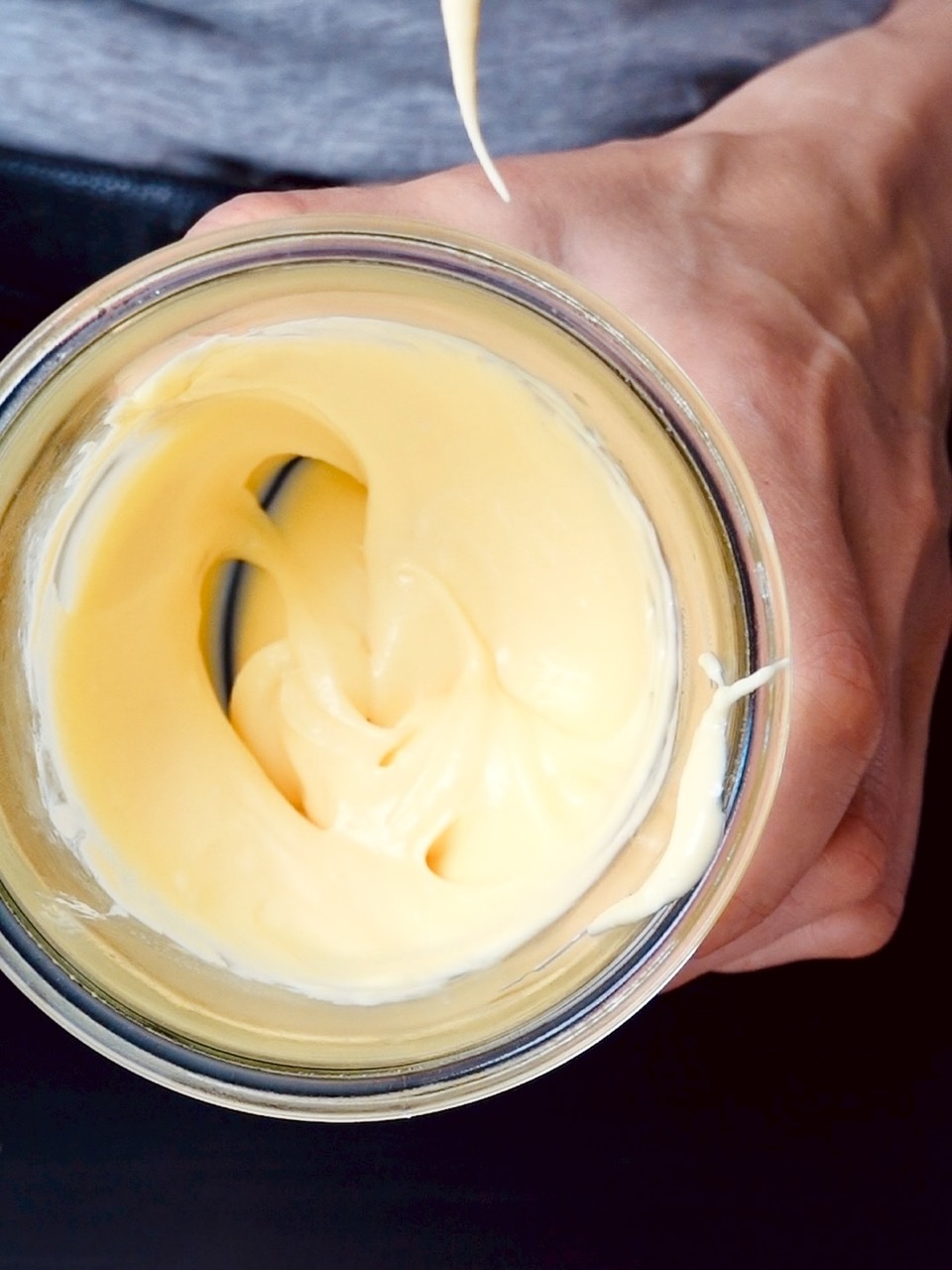 Fertige selbstgemachte Mayonnaise cremig und weiss in einem Glas