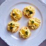 Omis Eiersalat cremig angerichtet in einer weissen Schüssel