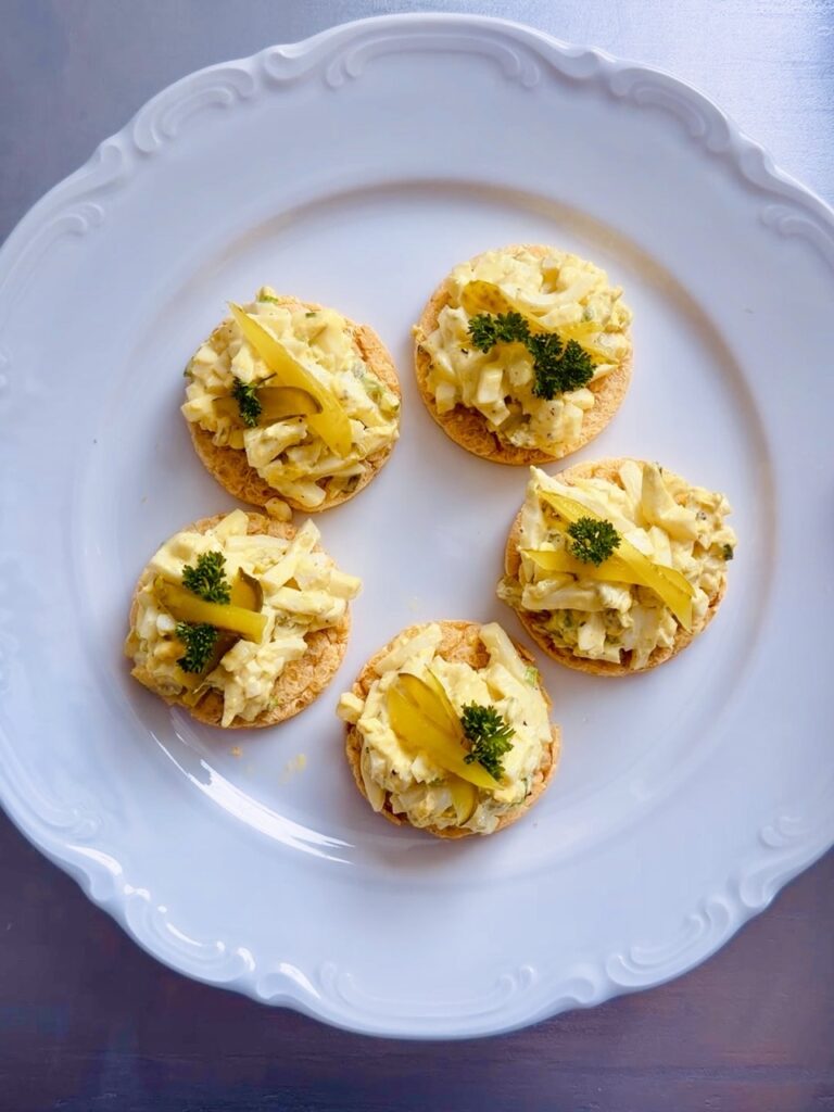 Omis Eiersalat cremig angerichtet in einer weissen Schüssel
