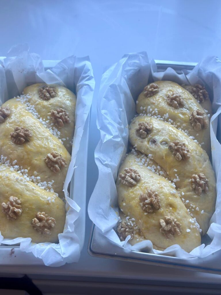Cozonac mit Eigelb bestrichen und mit Hagelzucker und Walnüssen bestreut vor dem Backen