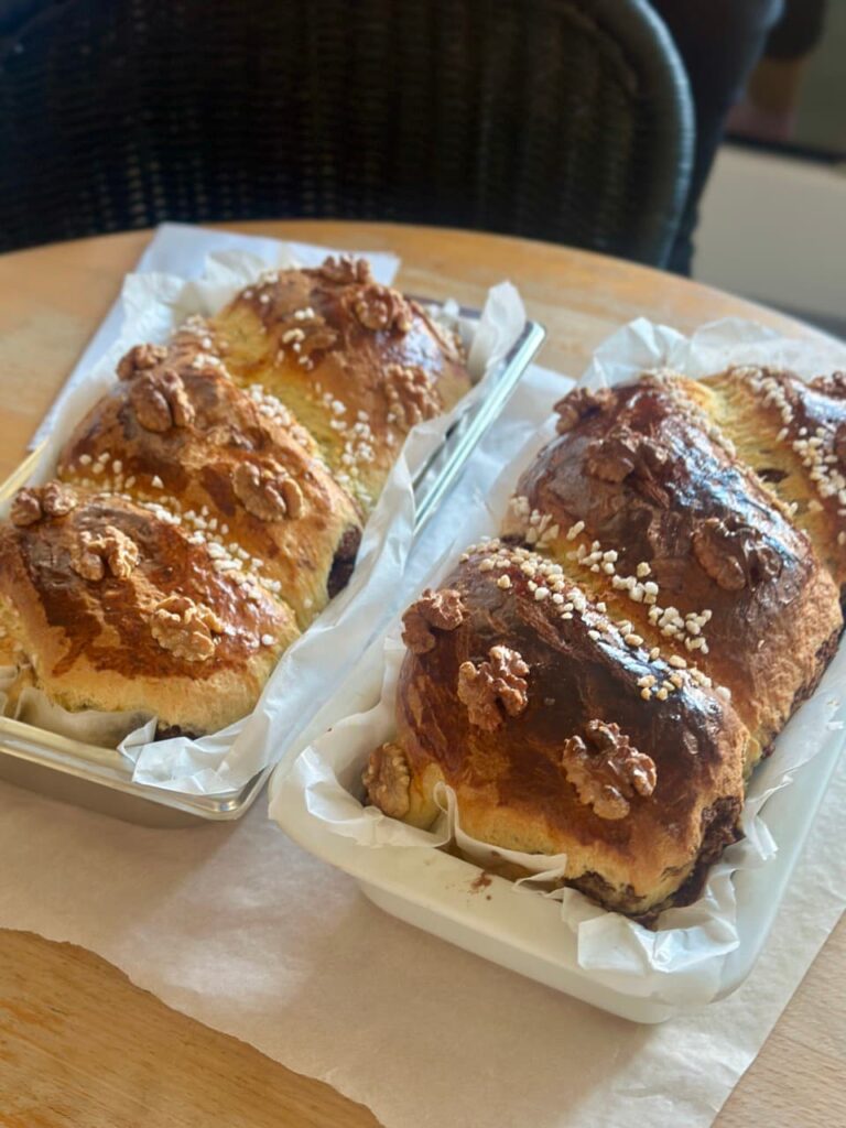 Frisch gebackener Cozonac auf einem Holztisch.