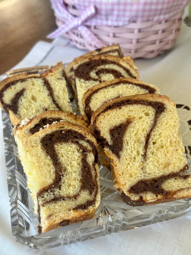 Cozonac auf einer Glasplatte aufgeschnitten sieht die wunderschöne Maserung der Walnüsse.