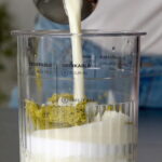 Pistazieneis Zutaten mit Sahne auffüllen.