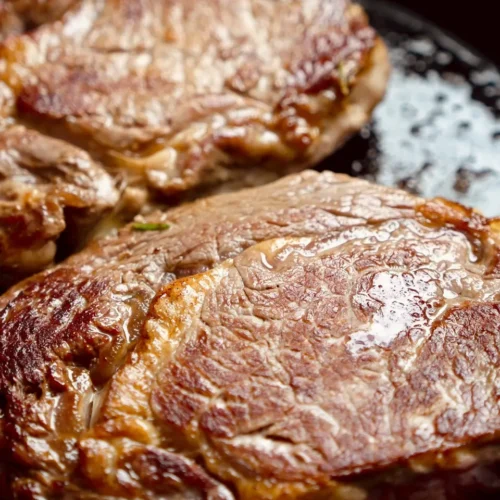Hohrückensteak perfekt braten – zwei Steaks mit goldbrauner Kruste in der Gusseisenpfanne
