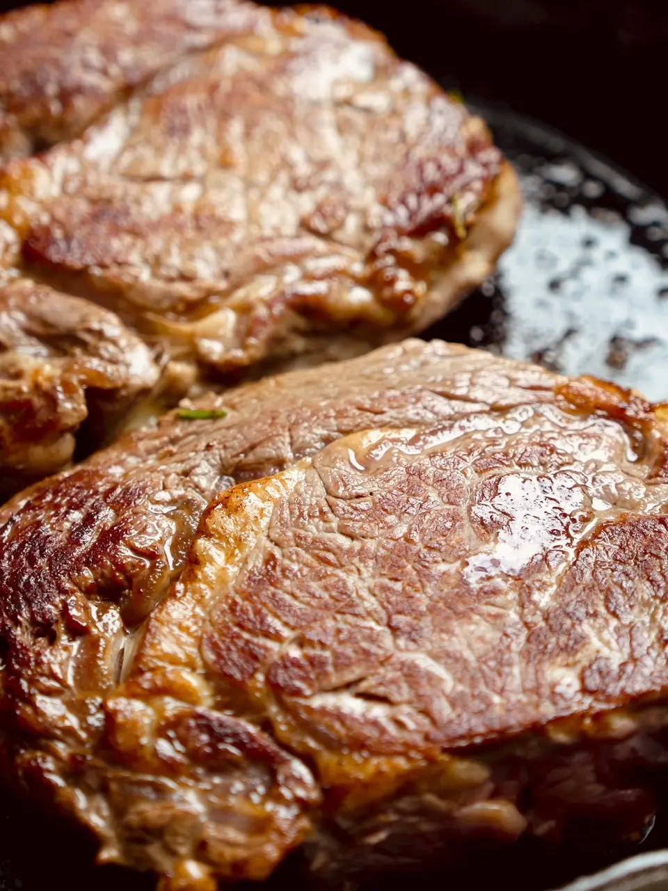 Hohrückensteak perfekt braten – zwei Steaks mit goldbrauner Kruste in der Gusseisenpfanne