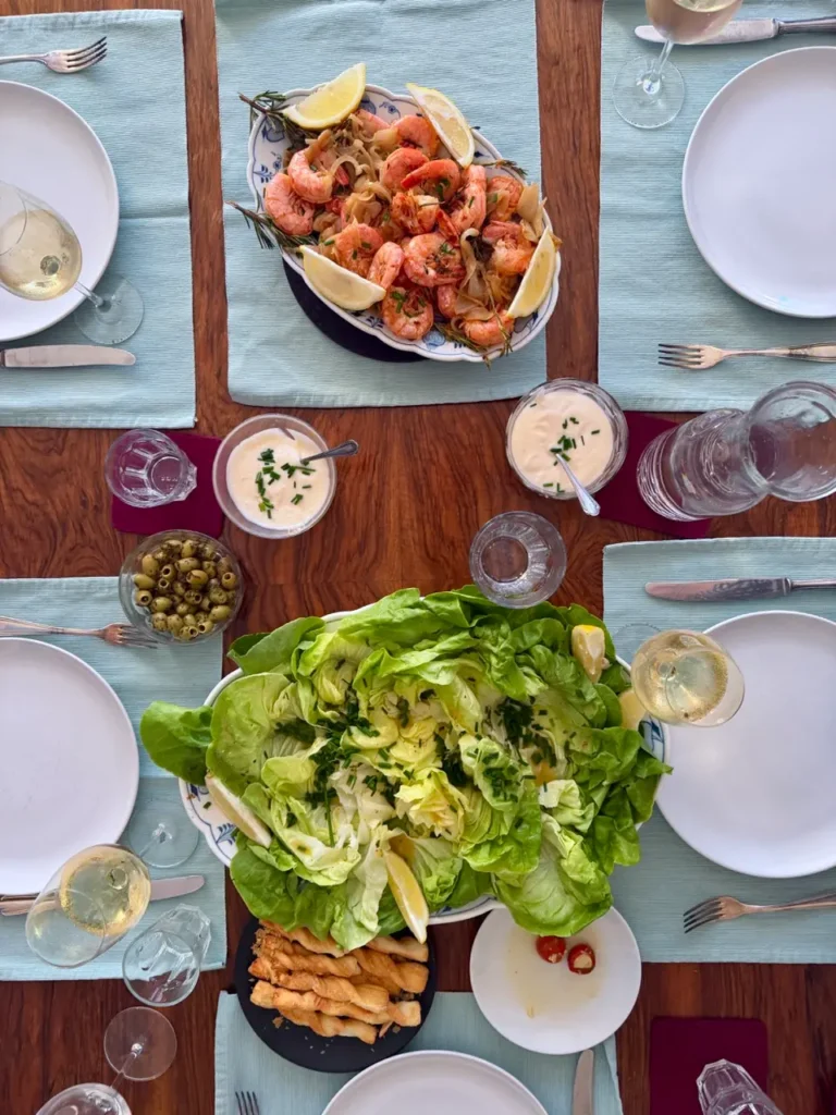 Geröstete argentinische Shrimps und wunderschöner, köstlicher Kopfsalat auf einem Tisch angerichtet