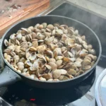 Vongole öffnen sich in der Pfanne mit Weisswein