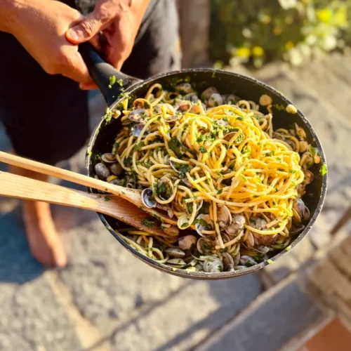 Fertige Spaghetti Vongole mit Petersilie und Zitrone in der Pfanne