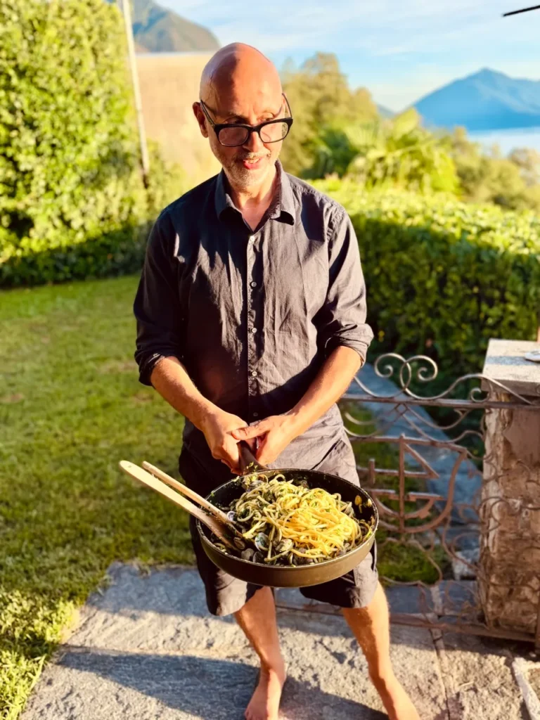 Dominic Scherer mit Spaghetti vongole in einer Pfanne auf dem Mont Bré