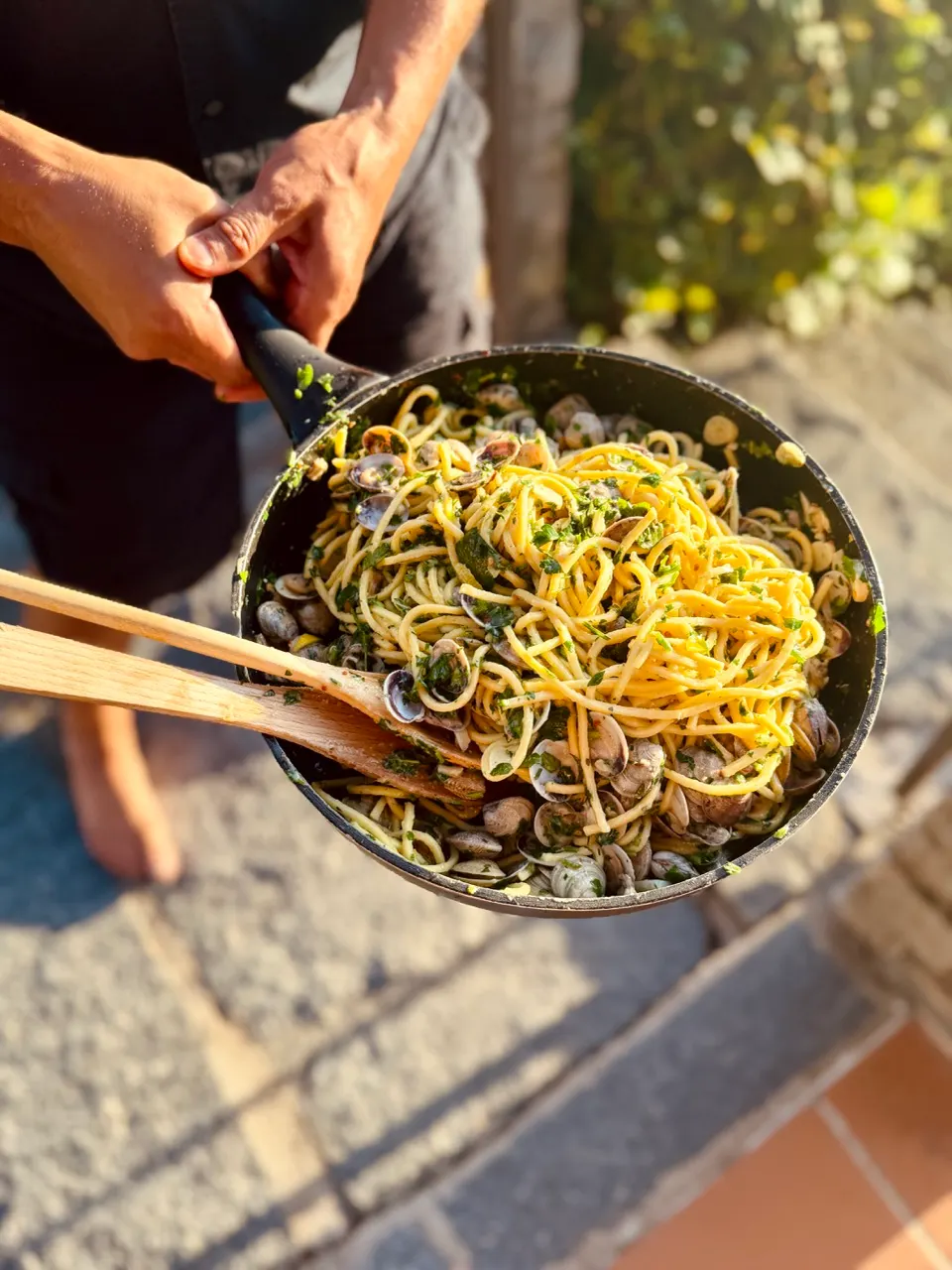 Fertige Spaghetti Vongole mit Petersilie und Zitrone in der Pfanne
